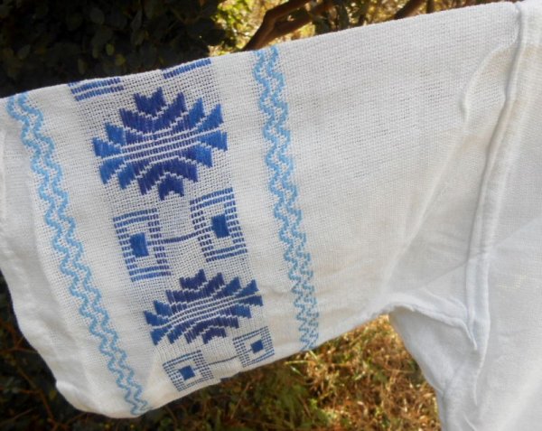 画像4: グアテマラ　メンズ刺繍クルタ　白地/青刺繍 (4)