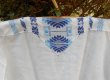 画像6: グアテマラ　メンズ刺繍クルタ　白地/青刺繍 (6)
