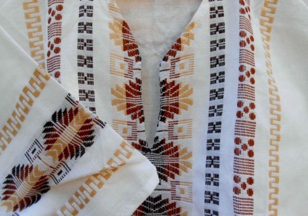 画像2: グアテマラ　メンズ刺繍クルタ　白地/茶色刺繍　2 (2)